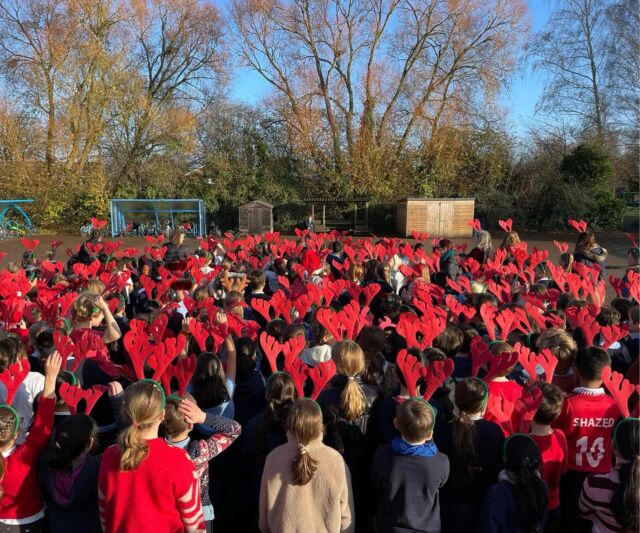 Reindeer’s waiting to run!  Great fun had by all raising money for the @arthur_rank_hospice in Cambridge. Great warm up provided by @paulaayliffe ❤️